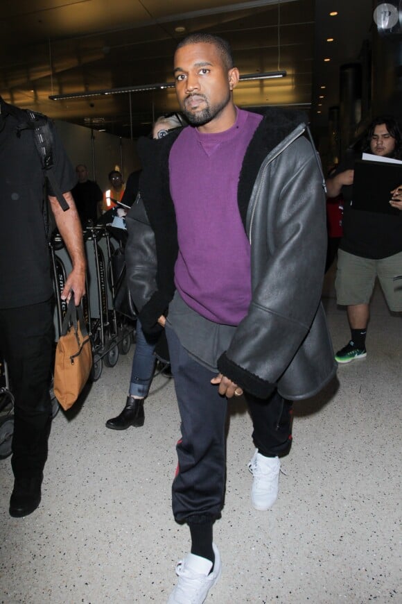 Kanye West arrive à l'aéroport de Los Angeles (LAX), le 11 novembre 2016.