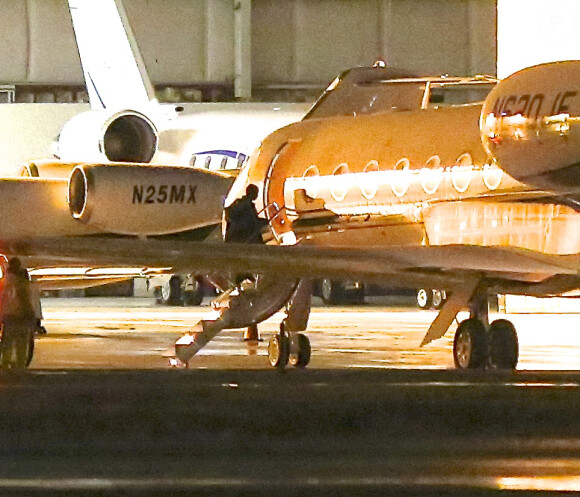 Kim Kardashian montant à un bord d'un avion privé à l'aéroport de Van Nuys (Los Angeles) le 21 novembre 2016