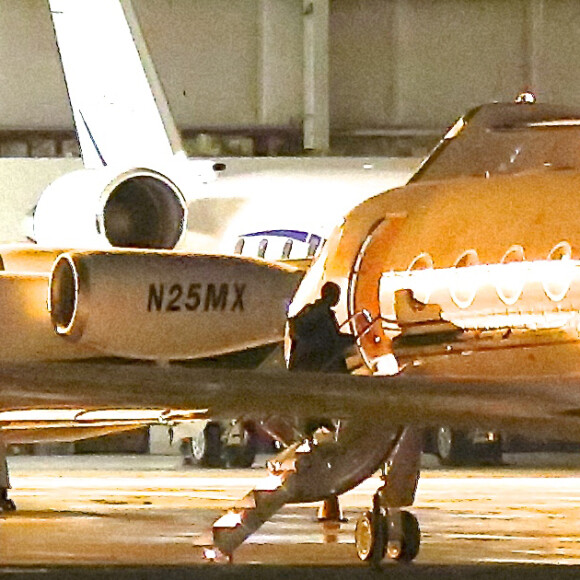 Kim Kardashian montant à un bord d'un avion privé à l'aéroport de Van Nuys (Los Angeles) le 21 novembre 2016