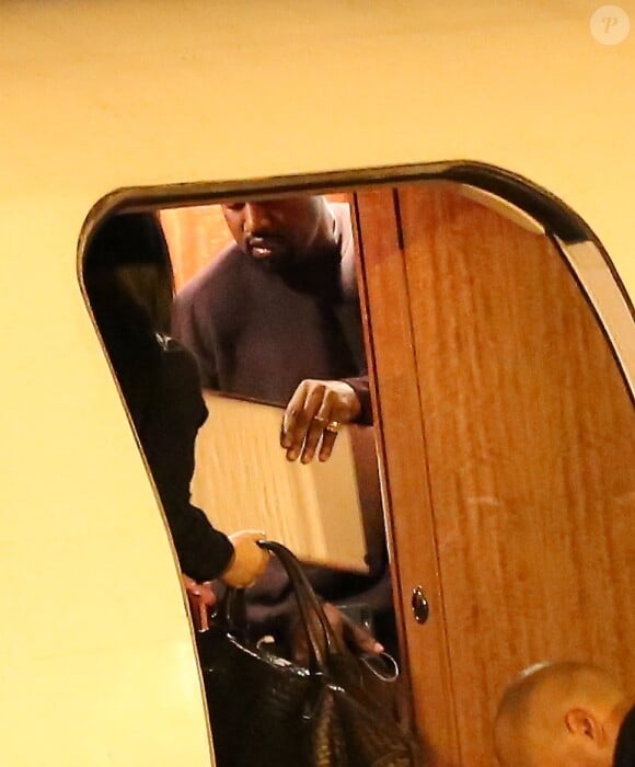Kanye West embarquant à bord de son jet privé à l'aéroport de Van Nuys (Los Angeles) le 17 novembre 2016
