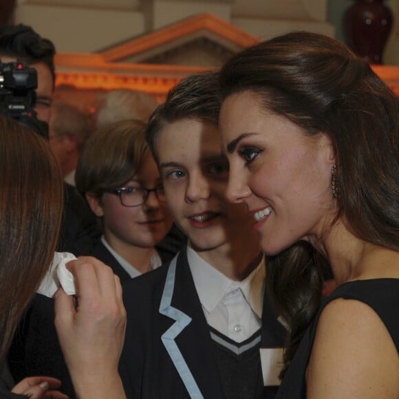 La duchesse Catherine de Cambridge fait "un câlin de maman" pour soutenir la mère d'Ethan, un adolescent autiste qui a reçu l'un des prix de l'association Place2Be. Kate prenait part le 22 novembre 2016 à la cérémonie de remise de prix Wellbeing in Schools Awards de l'association Place2Be dont elle est la marraine, à la Mansion House à Londres.