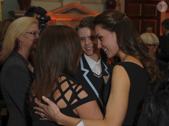 La duchesse Catherine de Cambridge fait "un câlin de maman" pour soutenir la mère d'Ethan, un adolescent autiste qui a reçu l'un des prix de l'association Place2Be. Kate prenait part le 22 novembre 2016 à la cérémonie de remise de prix Wellbeing in Schools Awards de l'association Place2Be dont elle est la marraine, à la Mansion House à Londres.