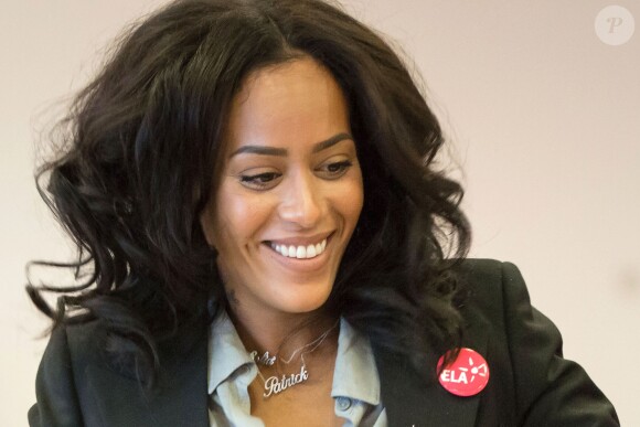 Exclusif - Amel Bent (Détail collier) lors de la lecture de la dictée ELA à des élèves de la classe de 6ème au Collège Pablo Neruda à Aulnay-sous-Bois, France, le 17 octobre 2016 lors de la campagne nationale " Mets tes baskets et bats la maladie à l'école ". Pour l'édition 2016, c'est Katherine Pancol, qui a rédigé un texte inédit dédié au combat des enfants d'ELA contre la maladie. © Cyril Moreau / Bestimage