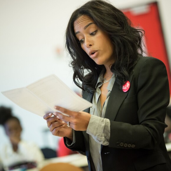Exclusif - Amel Bent (Détail collier) lors de la lecture de la dictée ELA à des élèves de la classe de 6ème au Collège Pablo Neruda à Aulnay-sous-Bois, France, le 17 octobre 2016 lors de la campagne nationale " Mets tes baskets et bats la maladie à l'école ". Pour l'édition 2016, c'est Katherine Pancol, qui a rédigé un texte inédit dédié au combat des enfants d'ELA contre la maladie. © Cyril Moreau / Bestimage