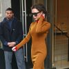 Victoria Beckham porte une robe et des chaussures Victoria Beckham (pré-collection automne-hiver 2017) à New York le 6 décembre 2016.