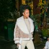 Rihanna porte une veste en shearling Burberry, un pantalon Céline et des chaussures Haider Ackermann à Manhattan, New York, le 6 décembre 2016.