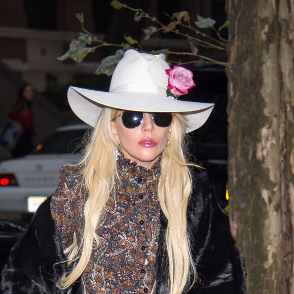 Lady Gaga, toute de Saint Laurent vêtue (manteau et robe de la pré-collection automne 2016 par Hedi Slimane) à New York, le 24 novembre 2016.