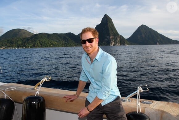 Le prince Harry pose à bord d'un bateau à Sainte-Lucie à l'occasion de son voyage officiel de 15 jours dans les Caraïbes le 25 novembre 2016