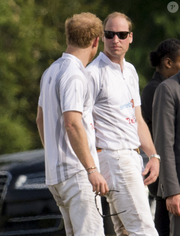 Le prince William, duc de Cambridge et son frère le prince Harry participent à une compétition de Polo "The Audi Polo Challenge" à Ascot le 28 mai 2016.