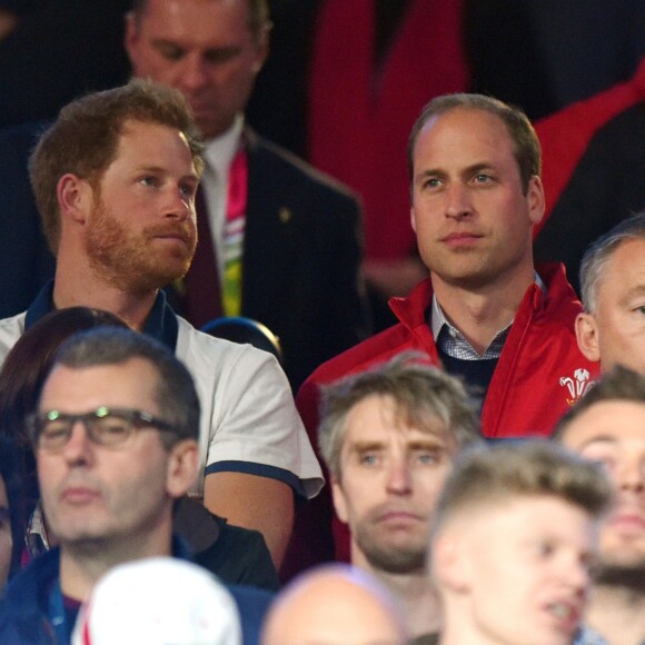 Le prince Harry, le prince William, duc de Cambridge et Catherine Kate Middleton, duchesse de Cambridge, assistent au match de rugby Angleterre/Pays de Galles au stade Twickenham à Londres le 26 septembre 2015.