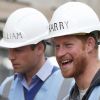 Le prince William et le prince Harry visitent un chantier de rénovation d'appartements à Manchester. Le 23 septembre 2015