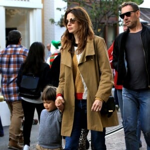 Exclusif - Michelle Monaghan, son mari Peter White et leurs enfants Willow et Tommy à The Grove. L'actrice porte des chaussures zébrées Gucci. Los Angeles, le 27 novembre 2016.