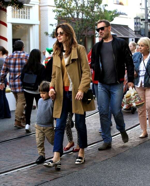 Exclusif - Michelle Monaghan, son mari Peter White et leurs enfants Willow et Tommy à The Grove. L'actrice porte des chaussures zébrées Gucci. Los Angeles, le 27 novembre 2016.