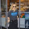 Rita Ora quitte le salon de beauté Méche à Beverly Hills, habillée d'un pull à l'effigie de Bob Dylan et du groupe "Tom Petty and the Heartbreakers", d'une jupe noire et de chaussures Saint Laurent. Le 1er décembre 2016.