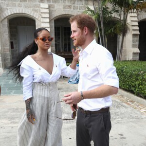 Le prince Harry et Rihanna, habillée en Jacquemus (collection printemps-été 2017), font un test VIH à Bridgetown. La Barbade, le 1er décembre 2016.