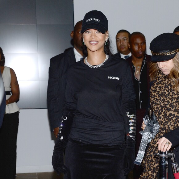 Rihanna assiste aux 30e FN Achievement Awards au siège d'IAC/InterActiveCorp, habillée en Vetements (collection printemps-été 2017) et chaussée de baskets PUMA. Le 29 novembre 2016.