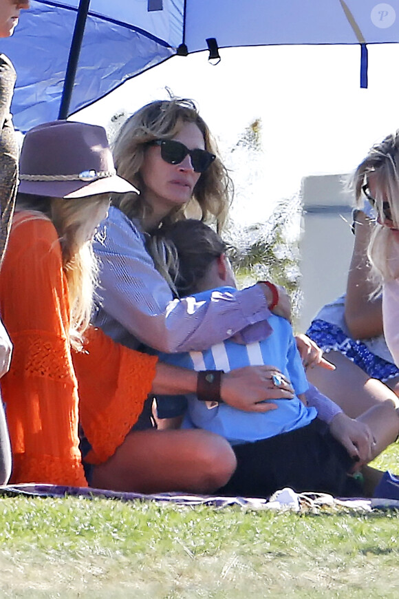 Julia Roberts avec sa fille Hazel lors d'un match organisé à Malibu le 22 octobre 2016.