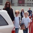 Exclusif - Julia Roberts et ses jumeaux Hazel et Phinnaeus Moder sortent d'un centre commercial à Malibu, le 5 mai 2015.