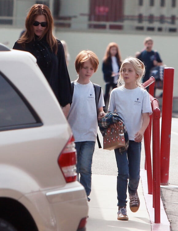 Exclusif - Julia Roberts et ses jumeaux Hazel et Phinnaeus Moder sortent d'un centre commercial à Malibu, le 5 mai 2015.