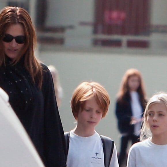 Exclusif - Julia Roberts et ses jumeaux Hazel et Phinnaeus Moder sortent d'un centre commercial à Malibu, le 5 mai 2015.