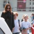 Exclusif - Julia Roberts et ses jumeaux Hazel et Phinnaeus Moder sortent d'un centre commercial à Malibu, le 5 mai 2015.