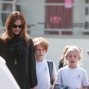 Exclusif - Julia Roberts et ses jumeaux Hazel et Phinnaeus Moder sortent d'un centre commercial à Malibu, le 5 mai 2015.