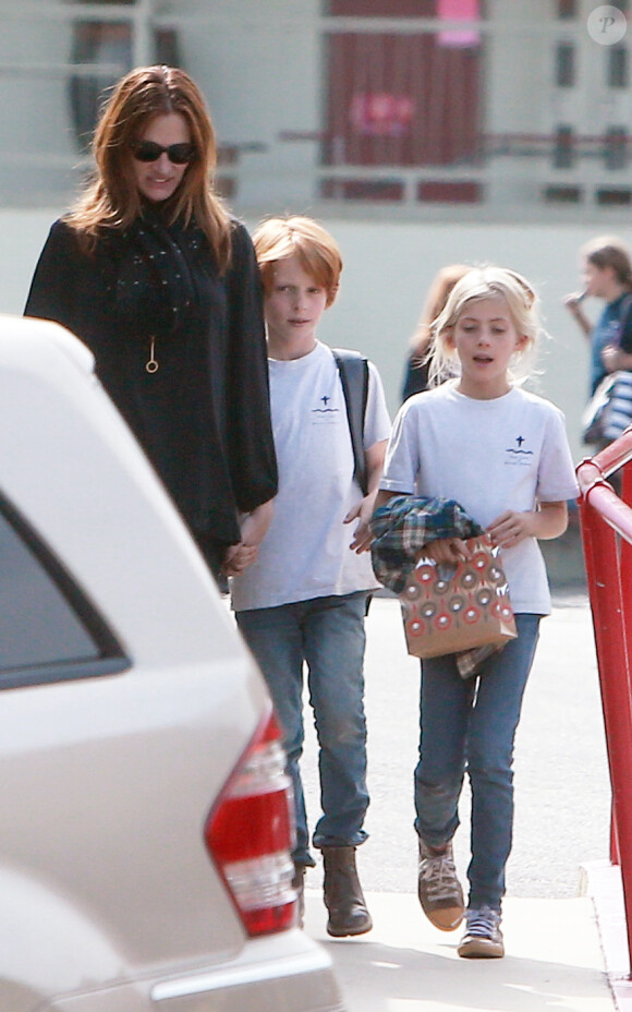 Exclusif - Julia Roberts et ses jumeaux Hazel et Phinnaeus Moder sortent d'un centre commercial à Malibu, le 5 mai 2015.