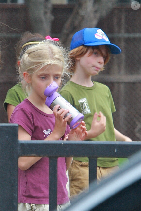 Exclusif - Julia Roberts avec son mari Daniel Moder et ses enfants Hazel, Phinnaeus, Henry Daniel a Los Angeles le 17 septembre 2013.