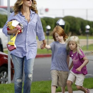 Exclusif - Julia Roberts se promène avec ses jumeaux Hazel et Phinnaeus à Los Angeles le 14 septembre 2011.