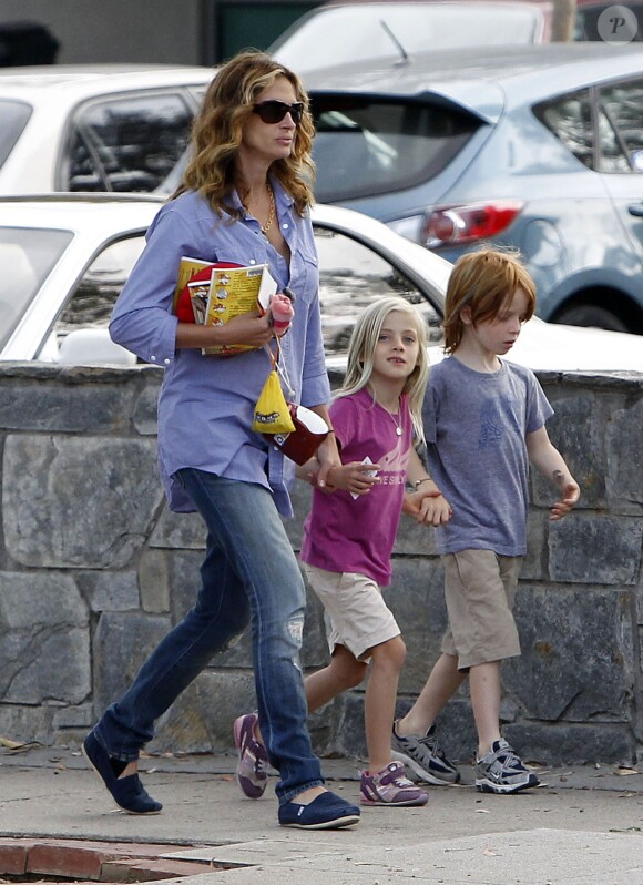 Exclusif - Julia Roberts se promène avec ses jumeaux Hazel et Phinnaeus à Los Angeles le 14 septembre 2011.