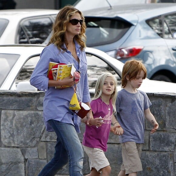 Exclusif - Julia Roberts se promène avec ses jumeaux Hazel et Phinnaeus à Los Angeles le 14 septembre 2011.