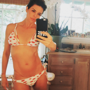 Lisa Rinna pose en maillot de bain. L'actrice est âgée de 53 ans. Photo publiée sur Instagram le 27 novembre 2016
