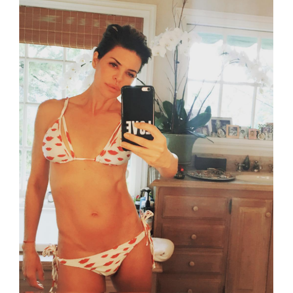Lisa Rinna pose en maillot de bain. L'actrice est âgée de 53 ans. Photo publiée sur Instagram le 27 novembre 2016
