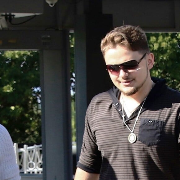 Prince Michael Jackson arrive sur le plateau de l'émission TV "Extra" à Los Angeles, Californie, Etats-Unis, le 21 novembre 2016. © CPA/Bestimage