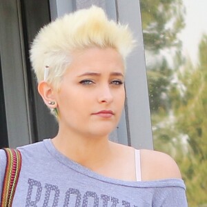 Paris Jackson, les cheveux courts blond platine, est allé chercher un café à emporter à Los Angeles, le 2 mars 2016