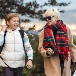 Exclusif - Michelle Williams et sa fille Matilda Ledger se promènent avec leur chien à New York, le 28 octobre 2016, le jour du 11ème anniversaire de de Matilda