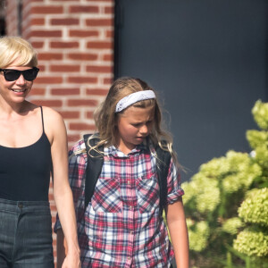 Michelle Williams se promène (le jour de son anniversaire) avec sa fille Matilda Ledger dans les rues de New York, le 9 septembre 2016