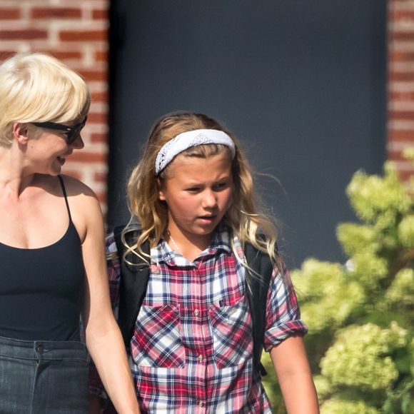Michelle Williams se promène (le jour de son anniversaire) avec sa fille Matilda Ledger dans les rues de New York, le 9 septembre 2016