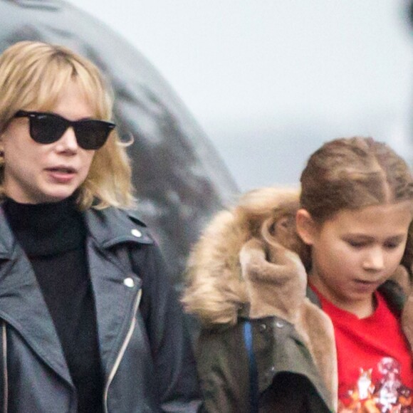 Exclusif - Michelle Williams et sa fille Matilda Ledger se promènent à New York, le 28 octobre 2015, le jour des 10 ans de Matilda.