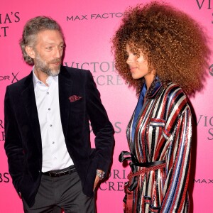 Vincent Cassel et sa compagne Tina Kunakey lors du photocall du Victoria's Secret Fashion 2016 au Grand Palais à Paris, France, le 30novembre 2016. © BOV/Bestimage