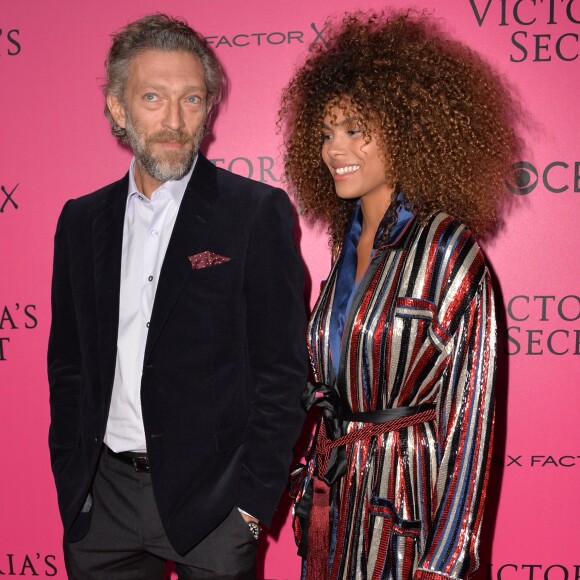 Vincent Cassel et sa compagne Tina Kunakey lors du photocall du Victoria's Secret Fashion 2016 au Grand Palais à Paris, France, le 30novembre 2016. © BOV/Bestimage