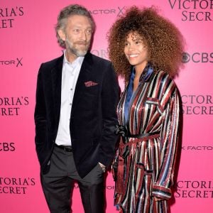 Vincent Cassel et sa compagne Tina Kunakey lors du photocall du Victoria's Secret Fashion 2016 au Grand Palais à Paris, France, le 30novembre 2016. © BOV/Bestimage