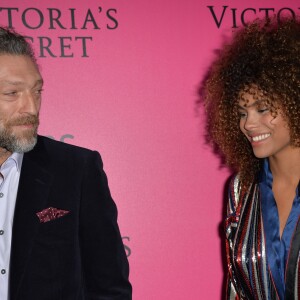 Vincent Cassel et sa compagne Tina Kunakey lors du photocall du Victoria's Secret Fashion 2016 au Grand Palais à Paris, France, le 30novembre 2016. © BOV/Bestimage