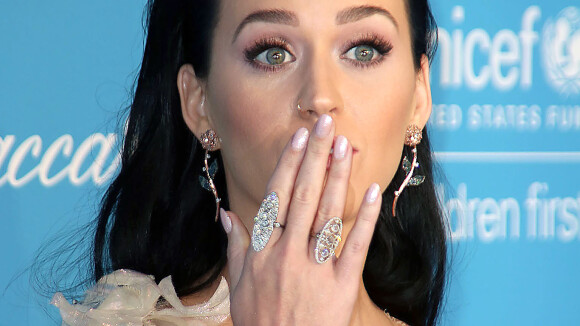 Katy Perry fiancée à Orlando Bloom ? La star dévoile une mystérieuse bague...