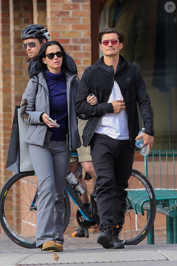 Katy Perry et Orlando Bloom se promènent en amoureux dans les rues de Aspen. Les amoureux sont venus assister au mariage de leur amie la styliste Jamie Schneider. Le 8 avril 2016