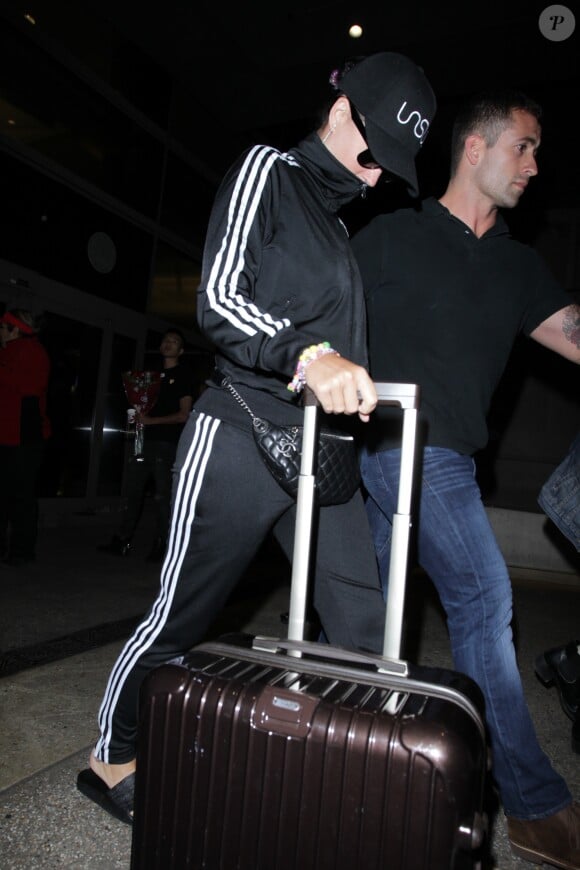 Orlando Bloom avec son fils Flynn et sa compagne Katy Perry arrivent à l'aéroport LAX de Los Angeles, Californie, Etats-Unis, le 9 août 2016.