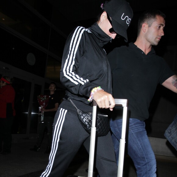 Orlando Bloom avec son fils Flynn et sa compagne Katy Perry arrivent à l'aéroport LAX de Los Angeles, Californie, Etats-Unis, le 9 août 2016.