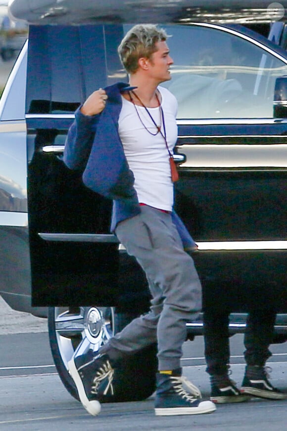 Exclusif - Katy Perry et son compagnon Orlando Bloom embarquent dans un jet privé à l'aéroport de Van Nuys à Los Angeles, Californie, Etats-Unis, le 27 novembre 2016.