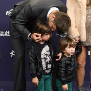 Shakira, Gérard Piqué et leurs enfants Milan et Sasha au photocall des 40èmes Music Awards à Barcelone, le 1er décembre 2016.