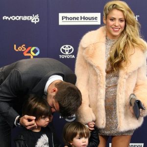 Shakira, Gérard Piqué et leurs enfants Milan et Sasha au photocall des 40es Music Awards à Barcelone, le 1er décembre 2016.